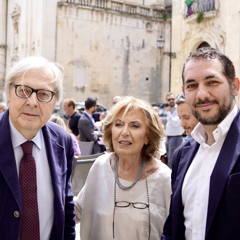 Ero poco più che maggiorenne quando da dirigente di #AzioneGiovani partecipavo ai congressi di #AlleanzaNazionale e restavo incantato nell’ascoltare Adriana Poli Bortone che infiammava la sala congressi di Verona e Bologna. Oggi mi trovo qui a #Lecce ed è un vero onore poterle