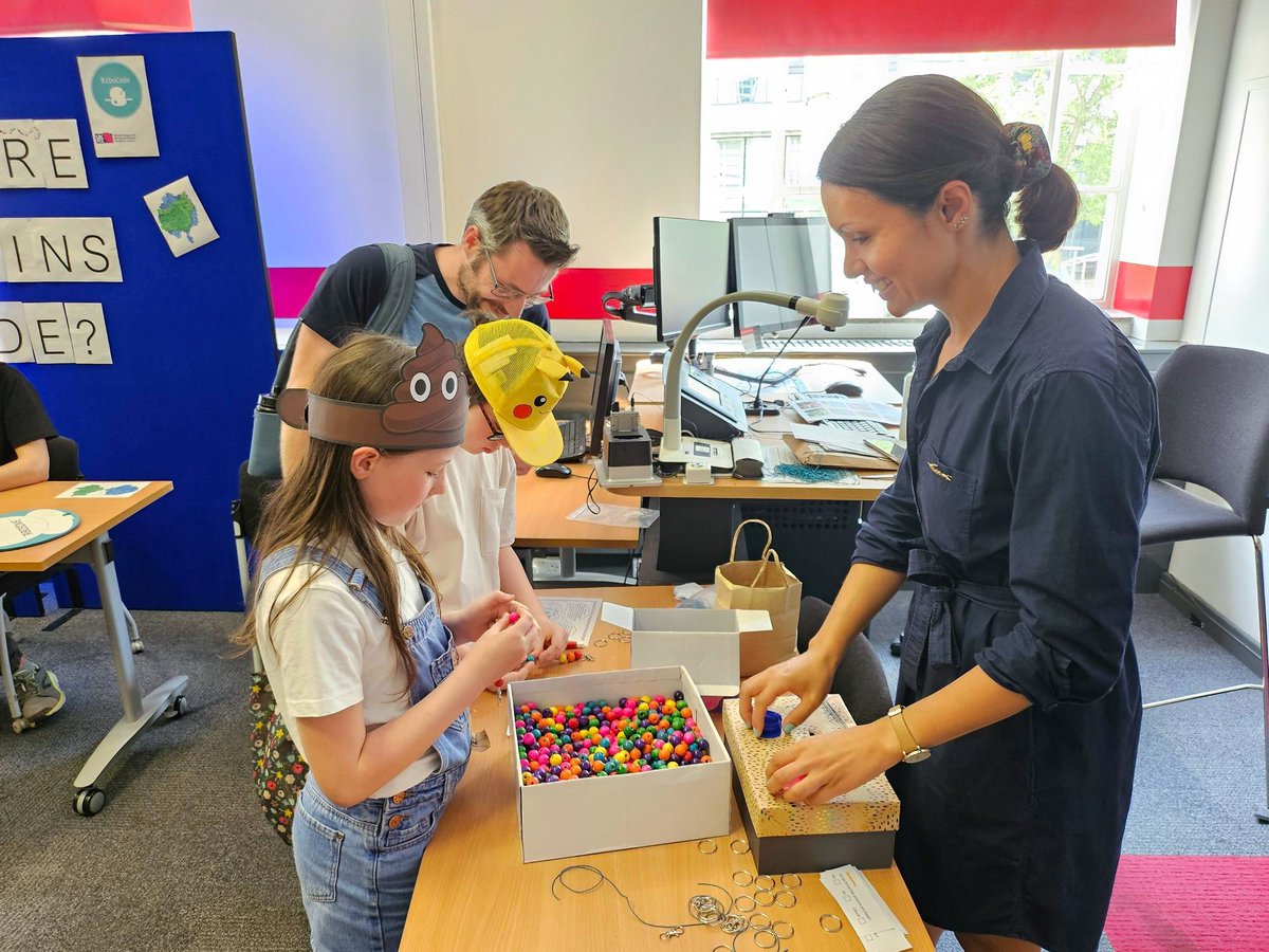 RiboCode's tweet image. We had a great time @BeCuriousLeeds this weekend!
~180 budding scientists visited our stall, matching up custom-made base pairs and using our ribosome wheel to turn their code into a (key)chain of amino acids.
@ScienceLeeds @UniversityLeeds #publicengagement #ribosomes
(1/2)