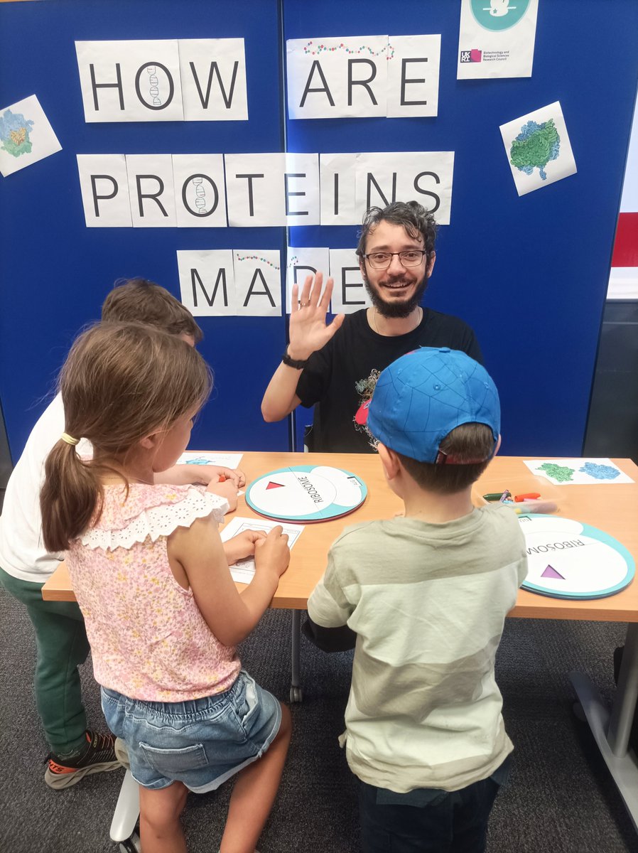 RiboCode's tweet image. We had a great time @BeCuriousLeeds this weekend!
~180 budding scientists visited our stall, matching up custom-made base pairs and using our ribosome wheel to turn their code into a (key)chain of amino acids.
@ScienceLeeds @UniversityLeeds #publicengagement #ribosomes
(1/2)