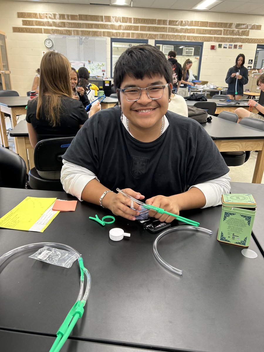 100 stethoscopes made yesterday w/ our  high schoolers; all of which will be sent to field medics in #ukraine <a href="/3dheals/">3DHEALS</a> @Glia_Intl