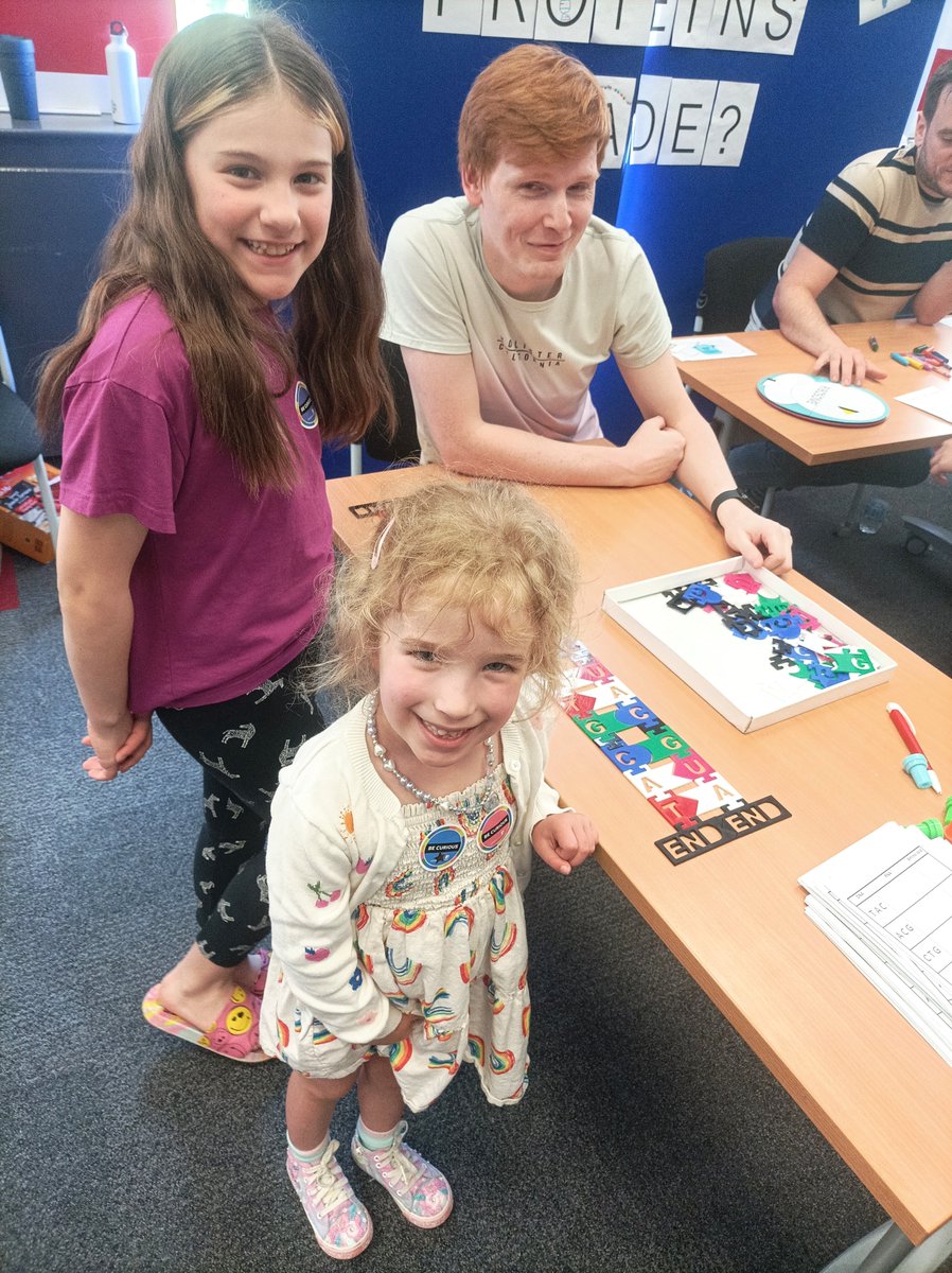 RiboCode's tweet image. We had a great time @BeCuriousLeeds this weekend!
~180 budding scientists visited our stall, matching up custom-made base pairs and using our ribosome wheel to turn their code into a (key)chain of amino acids.
@ScienceLeeds @UniversityLeeds #publicengagement #ribosomes
(1/2)