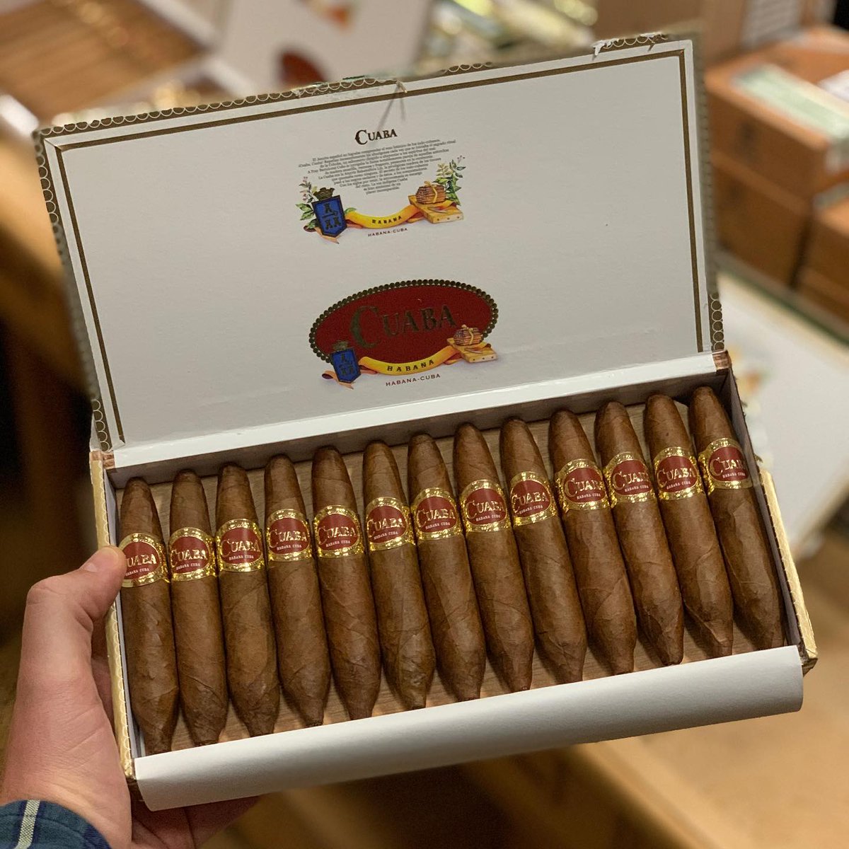 Cuaba Divinos is 43 ring Petit Perfecto with lovely honey, citrus, nut, salt, coffee, cinnamon, shortbread, chocolate and wood aromas dominant 🇨🇺👍🔥