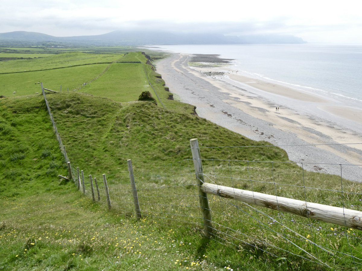 There are worse places to eat your lunch than in the excavated remains of an Iron Age roundhouse, amid the grass and wild flowers and spectacular views of Dinas Dinlle hillfort, #NorthWales.
📷 last week 
#HillfortsWednesday