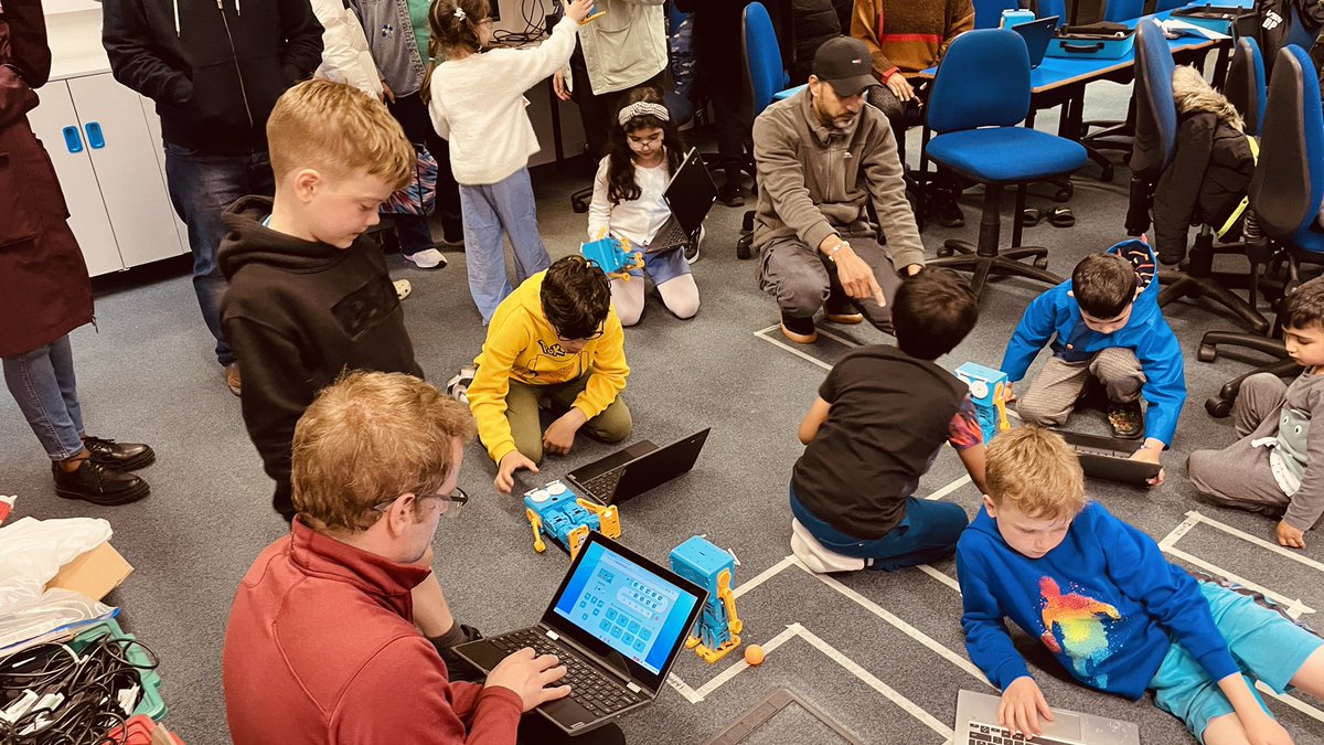 All our families had a great time meeting @MartyTheRobot for the first time at this evening’s STEAM Family Fun Night. Thank you for coming along and making it a huge success. @DigiSchoolsERC @DigiLearnScot