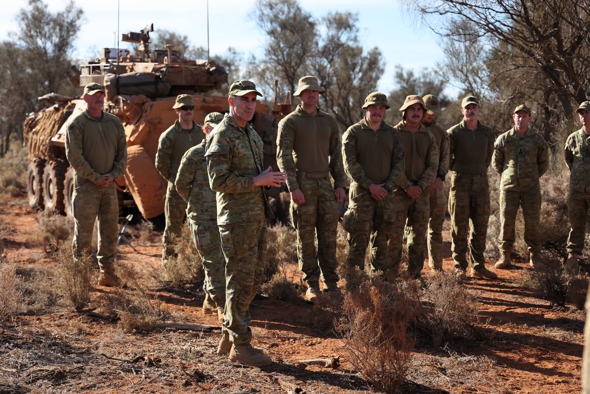 Great to have @ChiefAusArmy visit us in the field on Ex Rhino Run, and take the time to speak with #OurPeople