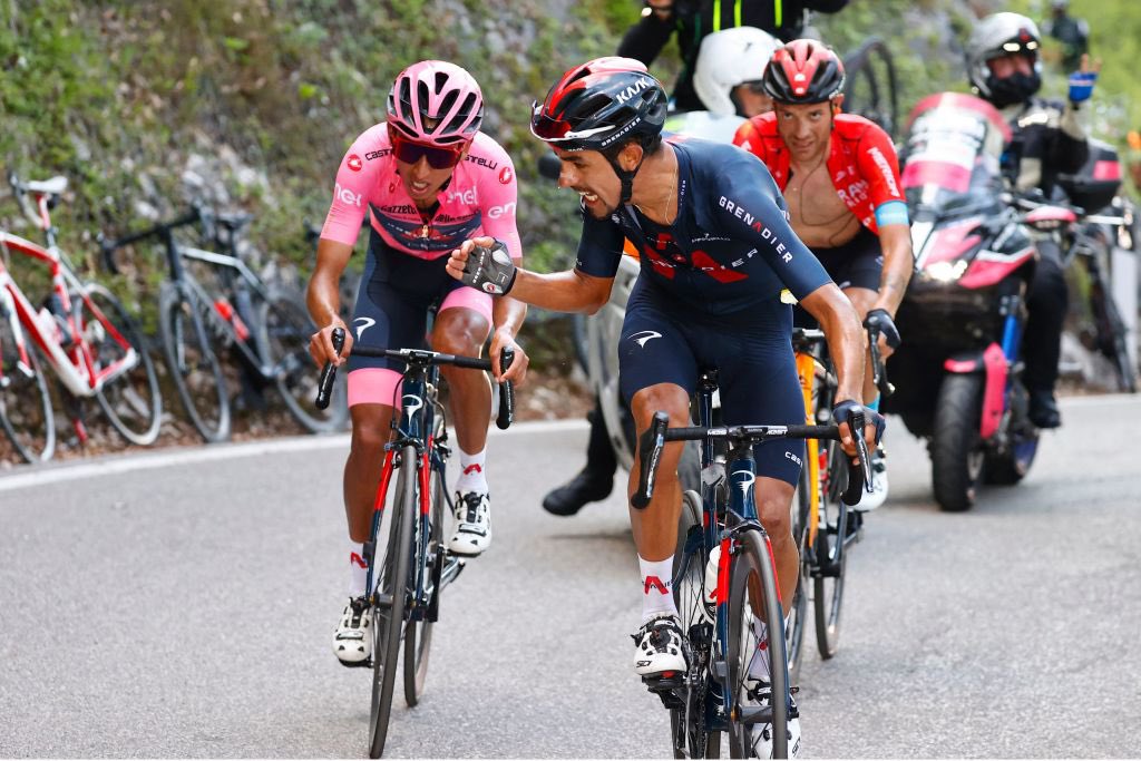 HINCAPIEDATOS's tweet image. Hace tres años Daniel Martínez ayudó muchísimo para que Egan Bernal se consagrara campeón del Giro de Italia.

Tres años después es Nairo Quintana quien auxilia con geles a Daniel Martínez en su propósito de ser subcampeón del Giro de Italia.

La nobleza tiene su recompensa 🇨🇴