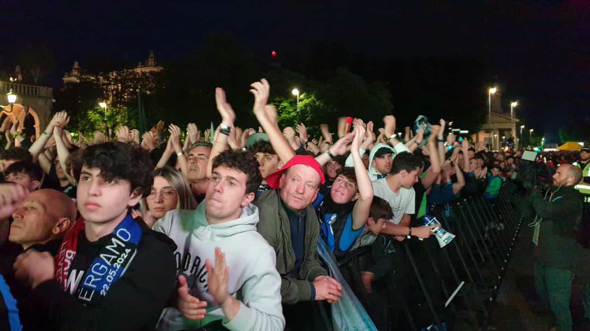 Comune di Bergamo (@comunedibergamo) on Twitter photo Complimenti ad <a href="/Atalanta_BC/">Atalanta B.C.</a> per il grande risultato di Dublino nella finale di <a href="/EuropaLeague/">UEFA Europa League</a>.
15800 in piazza stasera a #Bergamo ad assistere alla partita sui maxi schermi disposti dal #ComunediBergamo in collaborazione con Terravision Electric Complimenti ad <a href="/Atalanta_BC/">Atalanta B.C.</a> per il grande risultato di Dublino nella finale di <a href="/EuropaLeague/">UEFA Europa League</a>.
15800 in piazza stasera a #Bergamo ad assistere alla partita sui maxi schermi disposti dal #ComunediBergamo in collaborazione con Terravision Electric
