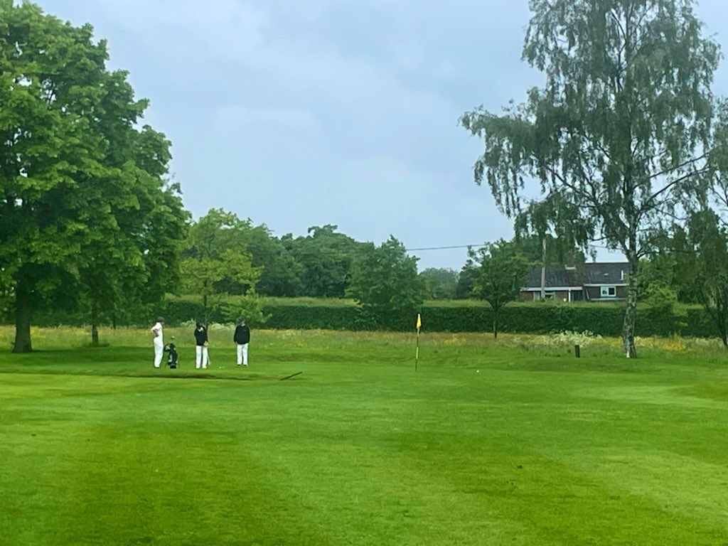 Great to host a full minibus of @MoulsfordSport pupils this afternoon, after the 🏏 was cancelled, for a round of #OratoryGolf 🏌🏽⛳️ ✅ to assist with the #WetWeather 💦💦 programme #Justnotcricket 🏏🏏 🟡⚫️ #OratorySport