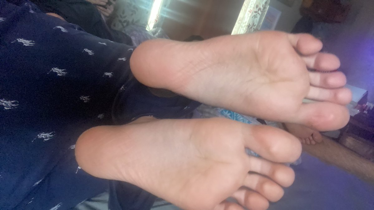 You can smell the sweaty feet through the screen 😫 Findom walletdrain feetfetish paypig humanatm SPH session finsub feet