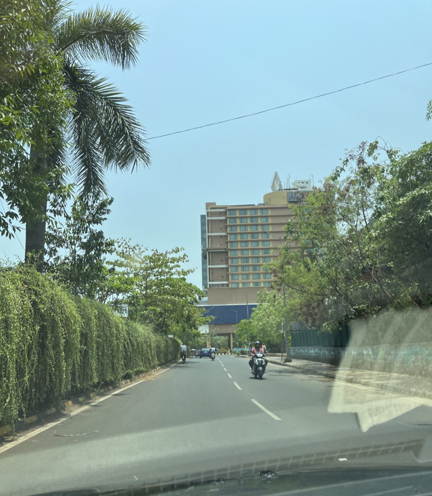 Roads🛣 across #NaviMumbai are the best in #MMR. All of them are properly marked & surprisingly are still Bitumen roads (like Delhi) which offers durability, cost efficiency & much smoother drive. Hats off to NMMC Road Engineers👷🏽‍♂️👷🏽‍♀️ that haven't fallen to the Concrete Road Scam.