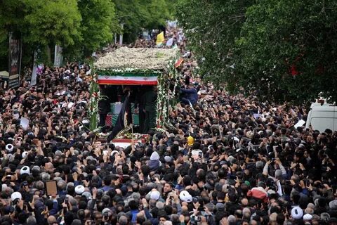 #Iran Funérailles du Président! Ces images fâchent les médias français! Non, chers experts 🇫🇷, 4 millions d'iraniens sont venus dire au revoir à leur Chef librement, parce qu'ils partagent de tout cœur ses convictions et son amour pour l’Iran! Pour toujours 🫶 #Solidarité