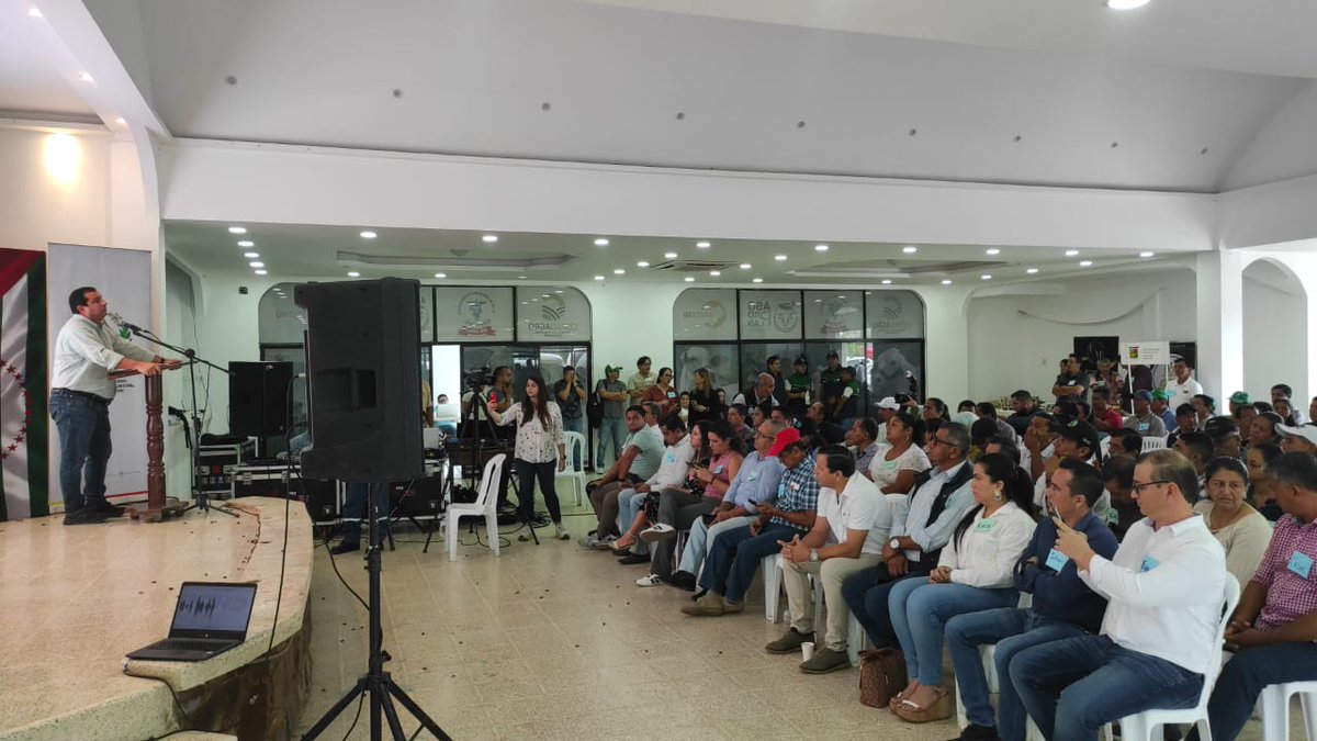 AgrocalidadZ4's tweet photo. #Manabí | Participamos en mesas técnicas de producción, acopio, comercialización y valor agregado de cacao, con el objetivo de fortalecer las capacitaciones en #BuenasPrácticas agrícolas, cantón Chone.
#BPAEcuador https://t.co/Iox7VFbqv6