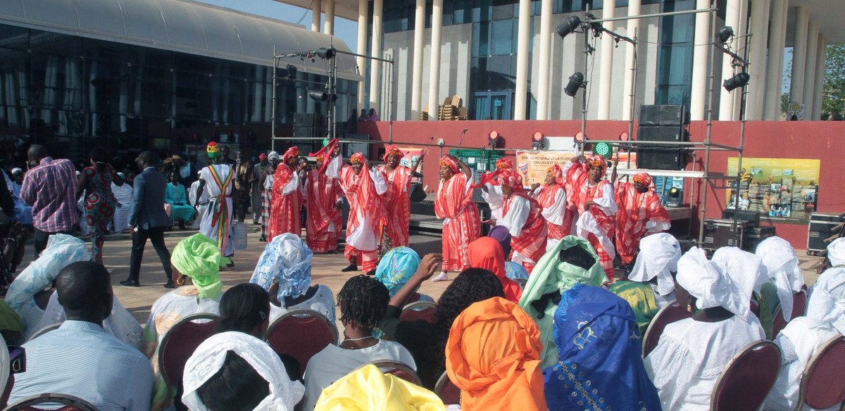 Nous avons assisté à la célébration de la Journée mondiale de la diversité culturelle pour le dialogue et le développement,à la Place du Souvenir Africain du #Sénégal.Nous louons la richesse culturelle africaine dont #Cuba est l'héritière. #CubaAfrique #50CubaSenegal