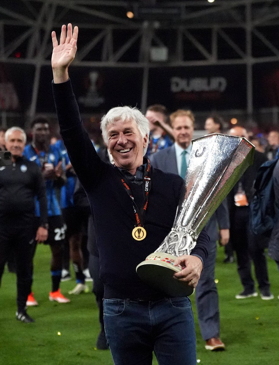 Here’s Gasperini lifting up his first career trophy at 66 years old to cleanse your timeline 😍
