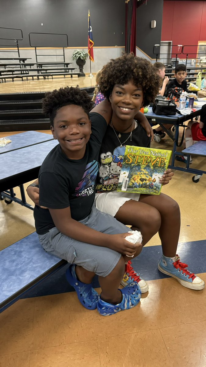 SOConnorMHS's tweet photo. @WWECardinals @growwithbreaux We had so many siblings read to their younger brothers and sisters!!!! 

And students got to see some of their old elementary school teachers too!!! @krissywomack3 https://t.co/Igmri1wHsI