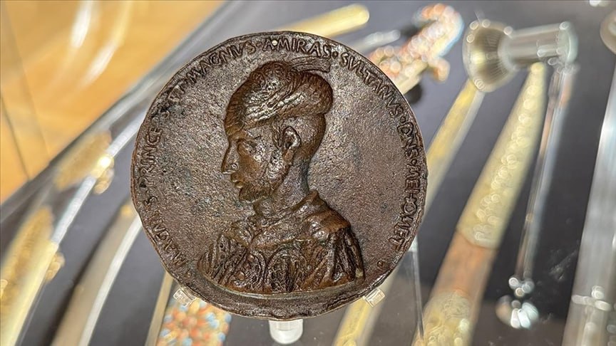 Fatih Sultan Mehmet'in şehzadelik dönemine ait olduğu düşünülen ve bilinen en eski Fatih portresini taşıdığı değerlendirilen bronz madalyon, Londra'daki açık artırmada 1,4 milyon sterline (yaklaşık 57 milyon lira) satıldı.