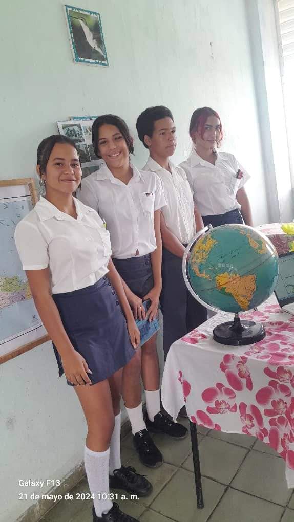 Una etapa para demostrar conocimientos adquiridos durante el curso escolar. Exposición de seminarios en la ESBU Manuel Hernández Osorio. #EducaciónJiguaní . #EducaciónGranma . #ProvinciaGranma . #CubaMined .