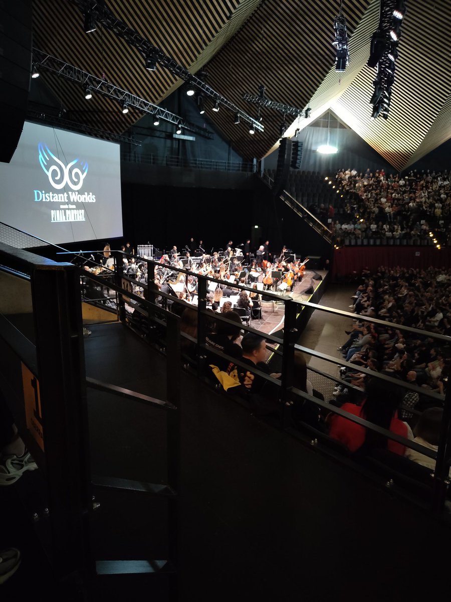 *Später Platz gewechselt, weiter nach links, weil alles war frei*

#DistantWorlds
#FinalFantasy
#Tempodrom
SO GUTTTT, Gänsehaut pur und emotional🥹
A girl next to me also cried during the Aerith Theme....>.<