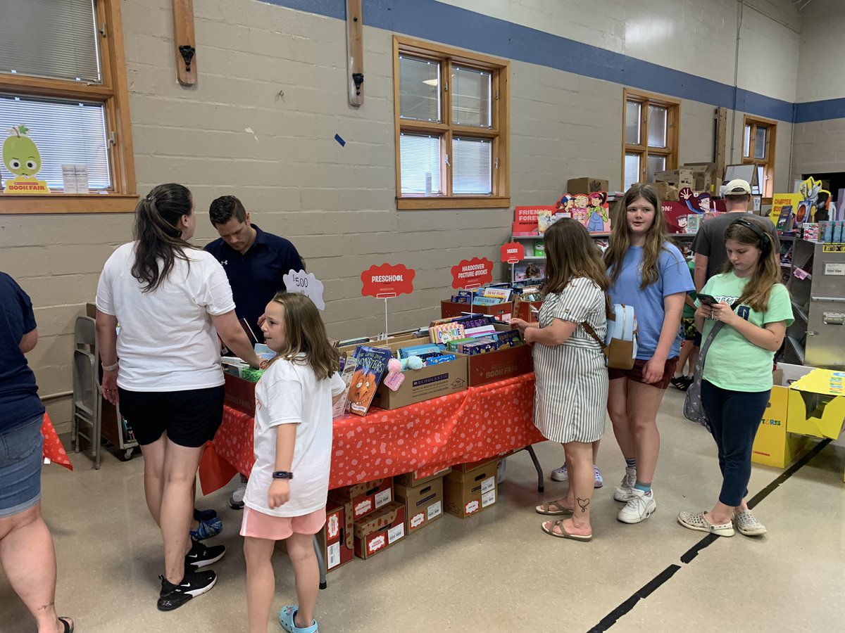 Franklin Elementary ice cream, social/ book fair a great way for an enjoyable family evening. Building relationships and a joy of reading. PHS principal Dr. D and family came for the ice cream stayed for the books. @PottstownNews @PSDRODRIGUEZ @LauraLyJohnson @pottstownschool