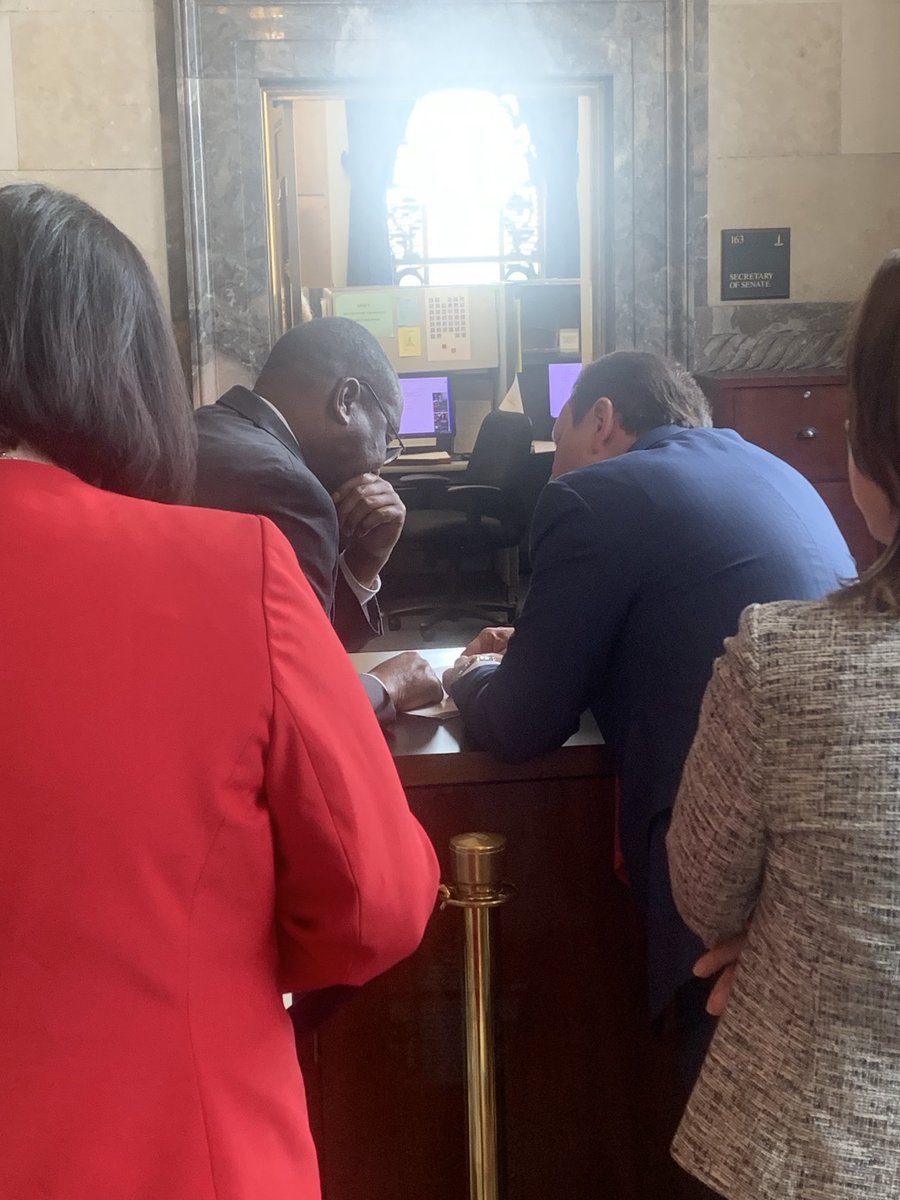 .⁦@LAGovJeffLandry⁩ is meeting with Sen Cleo Fields in a very public place in the Senate chamber #lalege #lagov