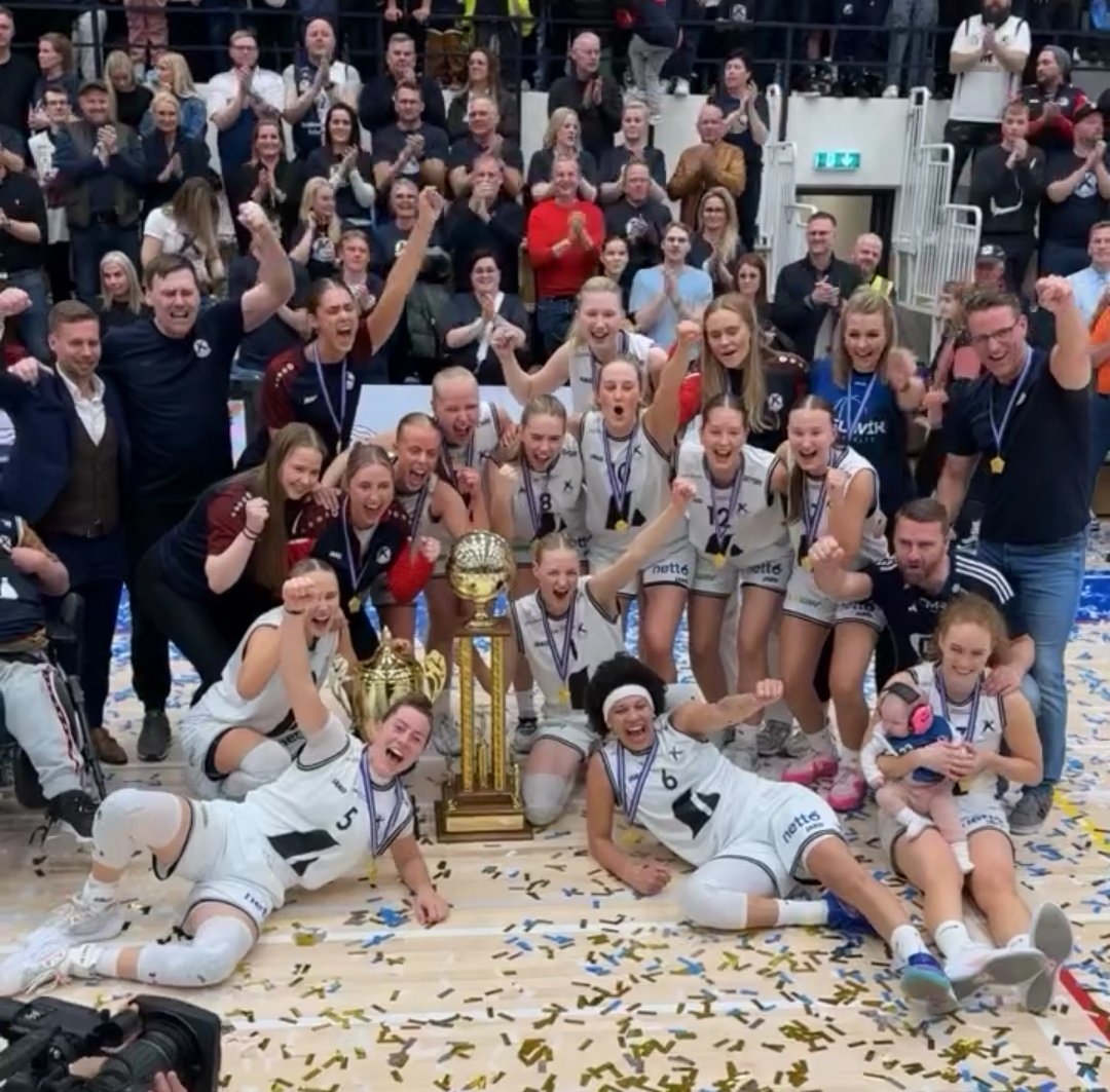 🏀🇮🇸🏆 ¡Daniela Wallen campeona absoluta en Islandia! 

Keflavik barrió 3-0 Njarovík en las Finales y se volvió a coronar en la Liga siete años después. 

Hoy ganaron 72-56 el Juego 3.
📊36min; 22pts (10/18 TC; 1/6 3PT; 1/1 TL); 9reb; 4ast; 5per; 9tap; 2rob