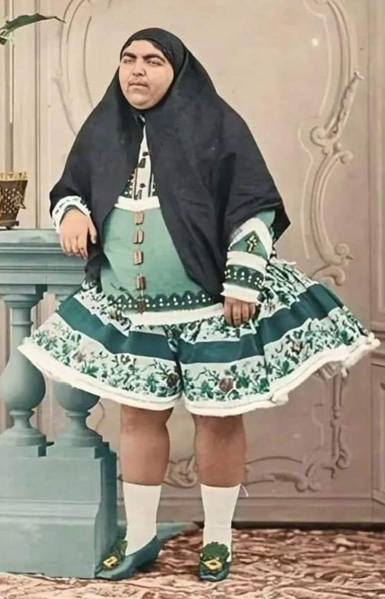 Please hope that Sarah Huckabee Sanders doesn't see this ensemble.