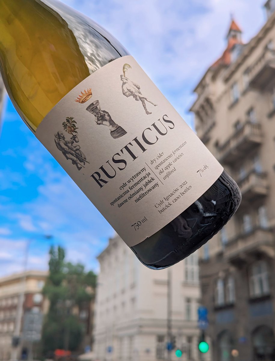 elcatadorpl's tweet photo. Nowy #cydr z Ignacowa! #Rusticus to dawne odmiany (m. in. Złota Reneta, Pepina Ribstona, Malinowa Oberlandzka, Koksa Pomarańczowa) ze starego (70%) i młodego sadu.
Fermentowany spontanicznie, częściowo dojrzewający w dębie, a w butelce na ponad rok.
#cydrignaców
#polskicydr https://t.co/N6FXxsNyic