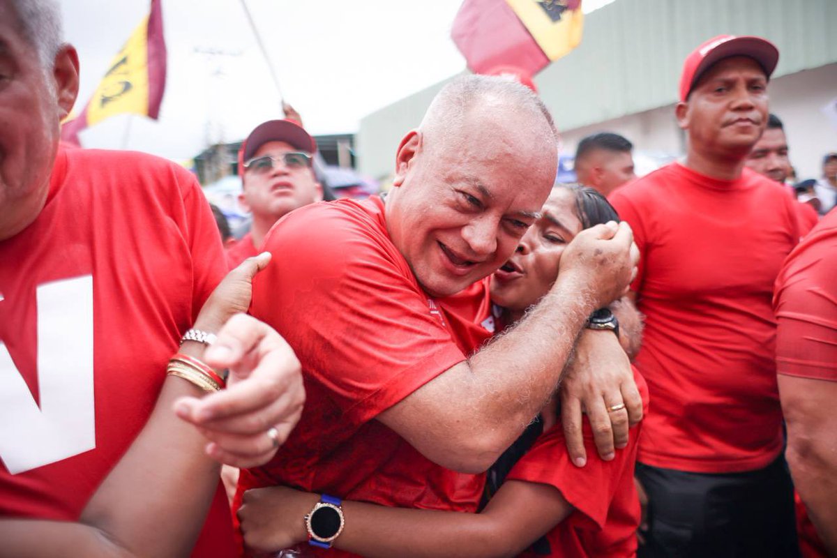 🤗 @dcabellor Recibiendo los abrazos y susurros del pueblo de Apure 🥰

El Amor que sembró Hugo Chávez ❤️‍🔥

#ContraElTíterePatriaUnida