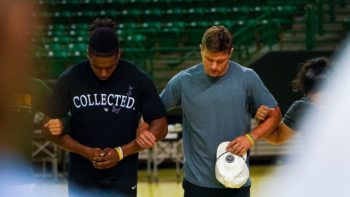 Champions [re]Defined: Rather than focusing on the little w (winning), our student-athletes focused on the big W (worship), while playing volleyball at today's retreat lab. 🙏 #SicEm