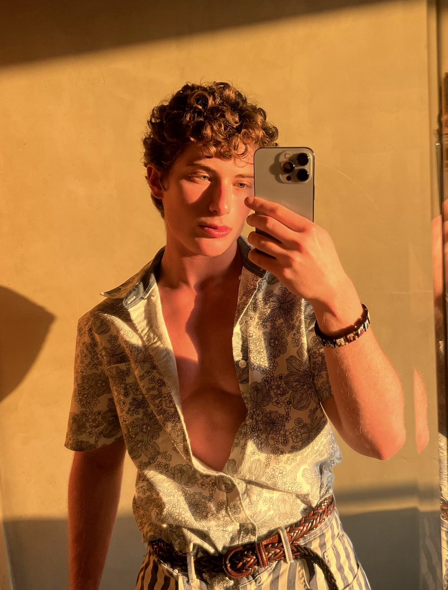 noahwaybabes's tweet photo. “i found you on           “i found you on
       instagram”                     twitter” https://t.co/PnADE2uL5G