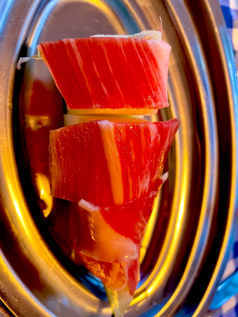 Rambal, Lavapiés. Casa de comidas con platos de producto de cercanía, mantel, sencillez y honestidad. Narciso Bermejo en su jugo. (Creador de Macera). Todo rico. Pidiendo a lo bestia sales a 25€/persona sin postre. Solo dos vinos en carta. Cero florituras. Muy recomendable.