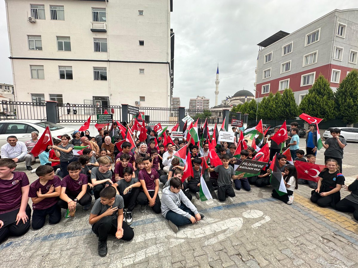 AKGenclikAydin's tweet photo. Liseli AK Gençlik Gazze zulmüne dur diyor !
#SayStop
#WriteToBoardForPalestine https://t.co/kwZjwQ67YZ