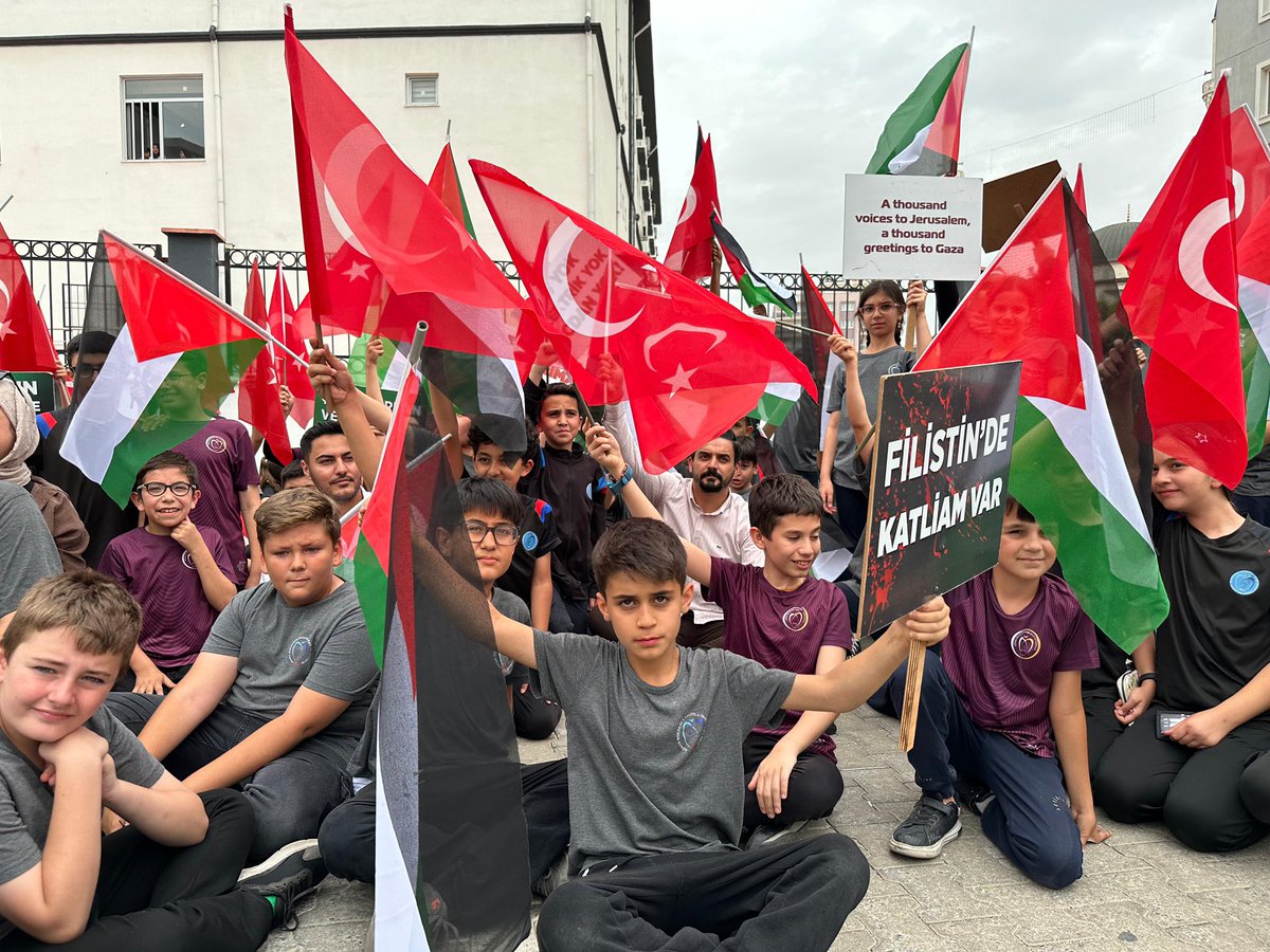 AKGenclikAydin's tweet photo. Liseli AK Gençlik Gazze zulmüne dur diyor !
#SayStop
#WriteToBoardForPalestine https://t.co/kwZjwQ67YZ