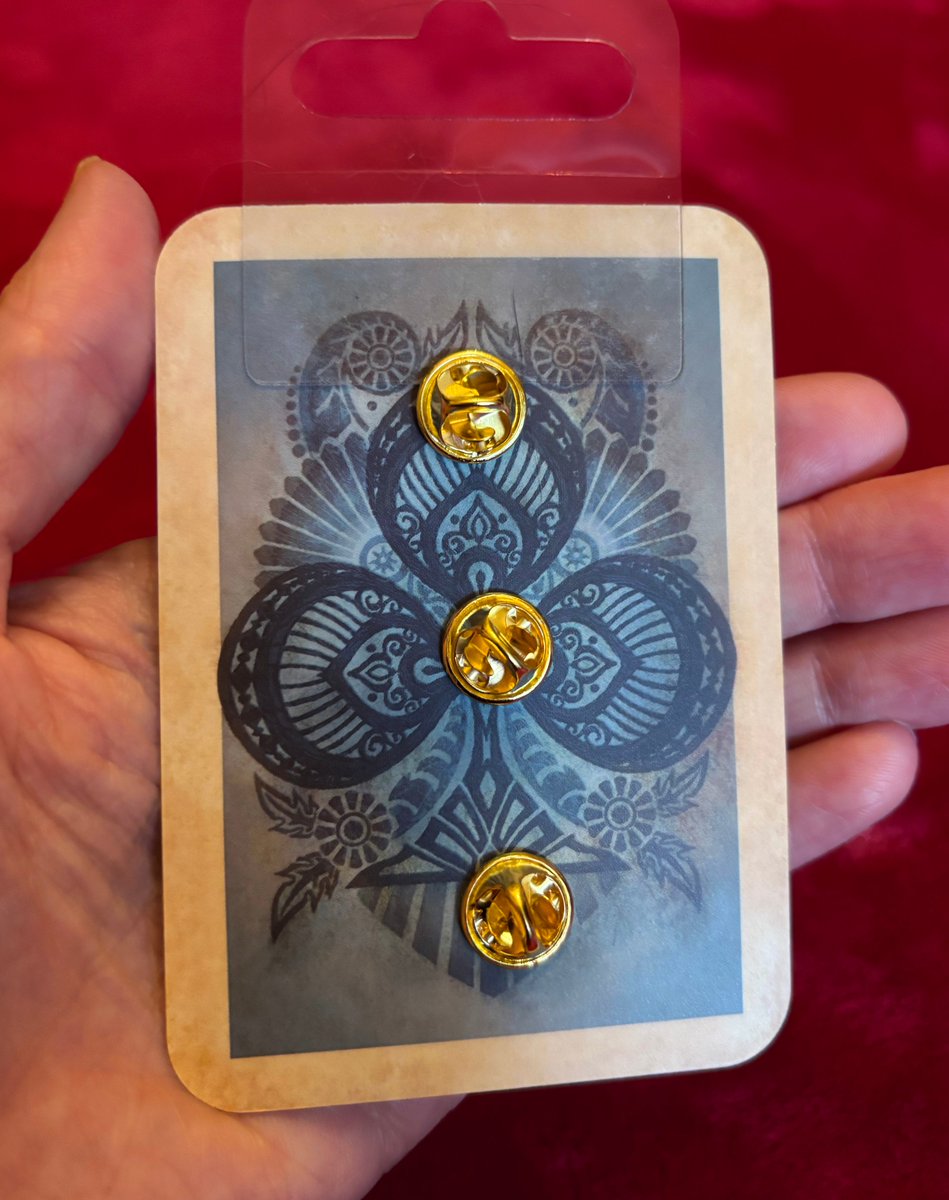 Lackadaisy chevron club pins have sold out, but there are a handful of the 3 of Clubs pin sets left, if anyone wants to grab the last of them!

ironcircus.com/product/lackad…