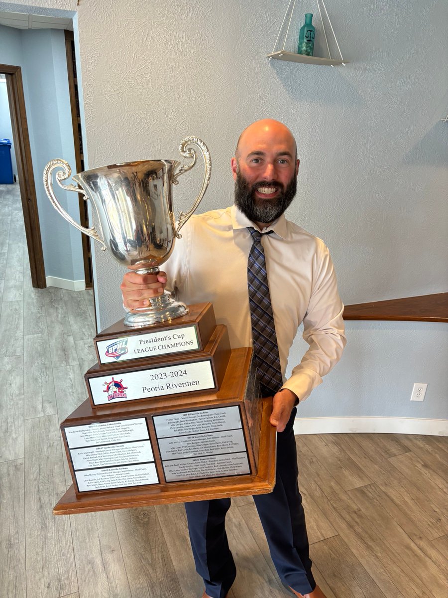 Always a blast seeing our friends at Hanauer Law Office, LLC, especially when we have a trophy in tow! Thanks for your support this season!