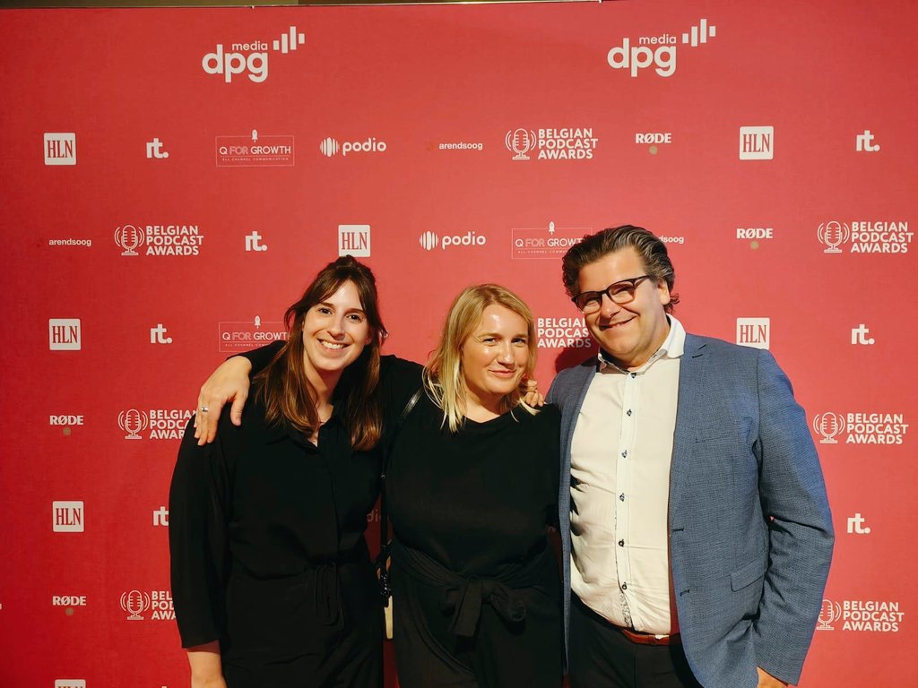 Net als zeer vaak met mijn kwisploeg: de trotse poulidor 🥈

Zilveren medaille in entertainment, bronzen medaille in business

Merci vr alle steun ad #beursvoyeurs, een podcast die we maken met veel passie, vr eigen keuzes &amp; financiële zelfbeschikking ❤️ #belgianpodcastawards