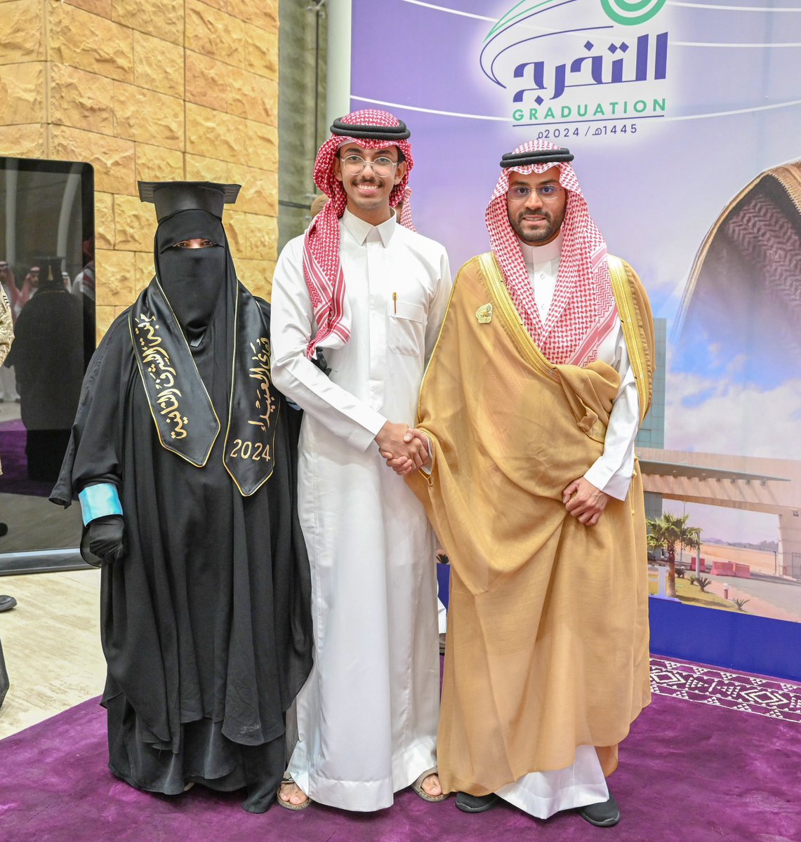 emara_hail's tweet photo. سمو #أمير_منطقة_حائل وسمو #نائب_أمير_منطقة_حائل يهنئان أكبر خريجة في الدفعة التاسعة عشرة، الأستاذة هدى العبيداء (62 عاماً)، الحاصلة على درجة البكالوريوس في علم النفس، مسار "أخصائي علم النفس"، مع مرتبة الشرف. https://t.co/WaJjmSLVvw