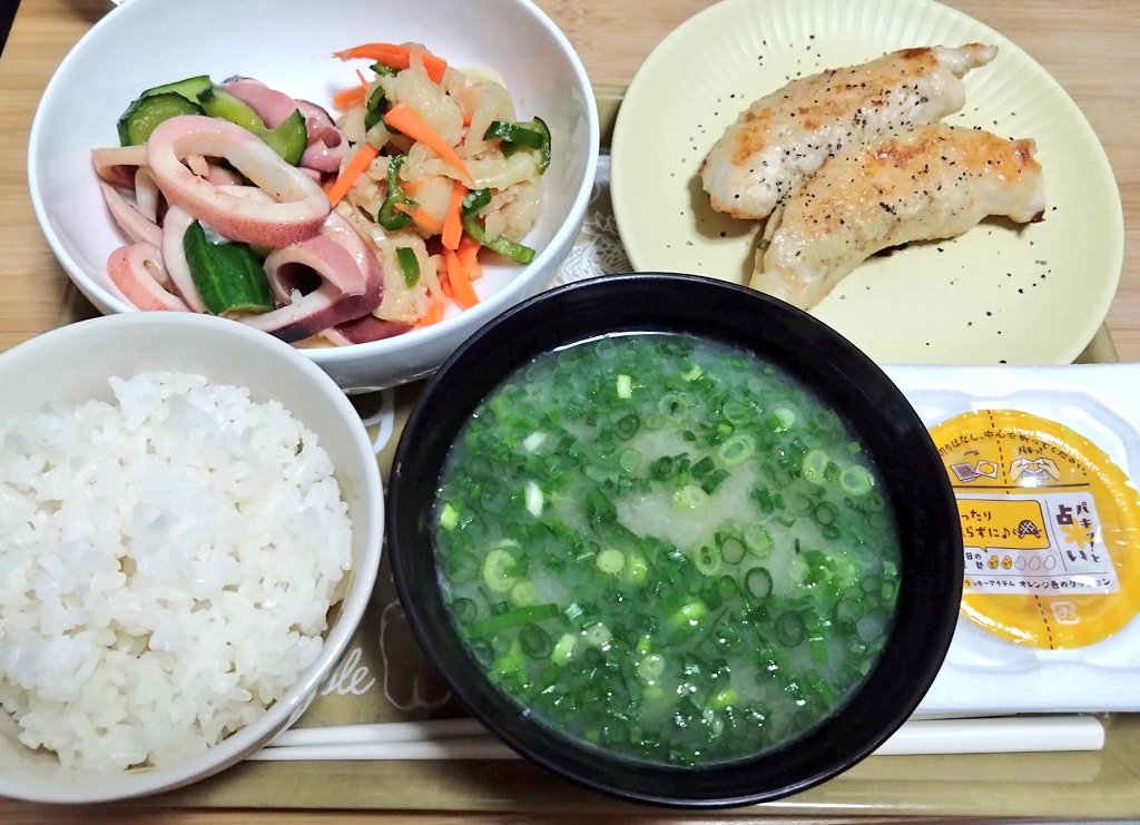 hal_041039's tweet photo. おはよーございますー!
オイコスはパイナップル味が一番好き。なめこの味噌汁と、鮭とたくあんとちょっとの白飯をかきこんでいってきまぁす!今週は土曜まで踏ん張ります🥹
昨日の晩ごはん。
ささみの大葉チーズはさみ焼き。その他は作り置き。うま!
#HALsKitchen
#筋トレ初心者
#ダイエット https://t.co/SL3VmBvyxj