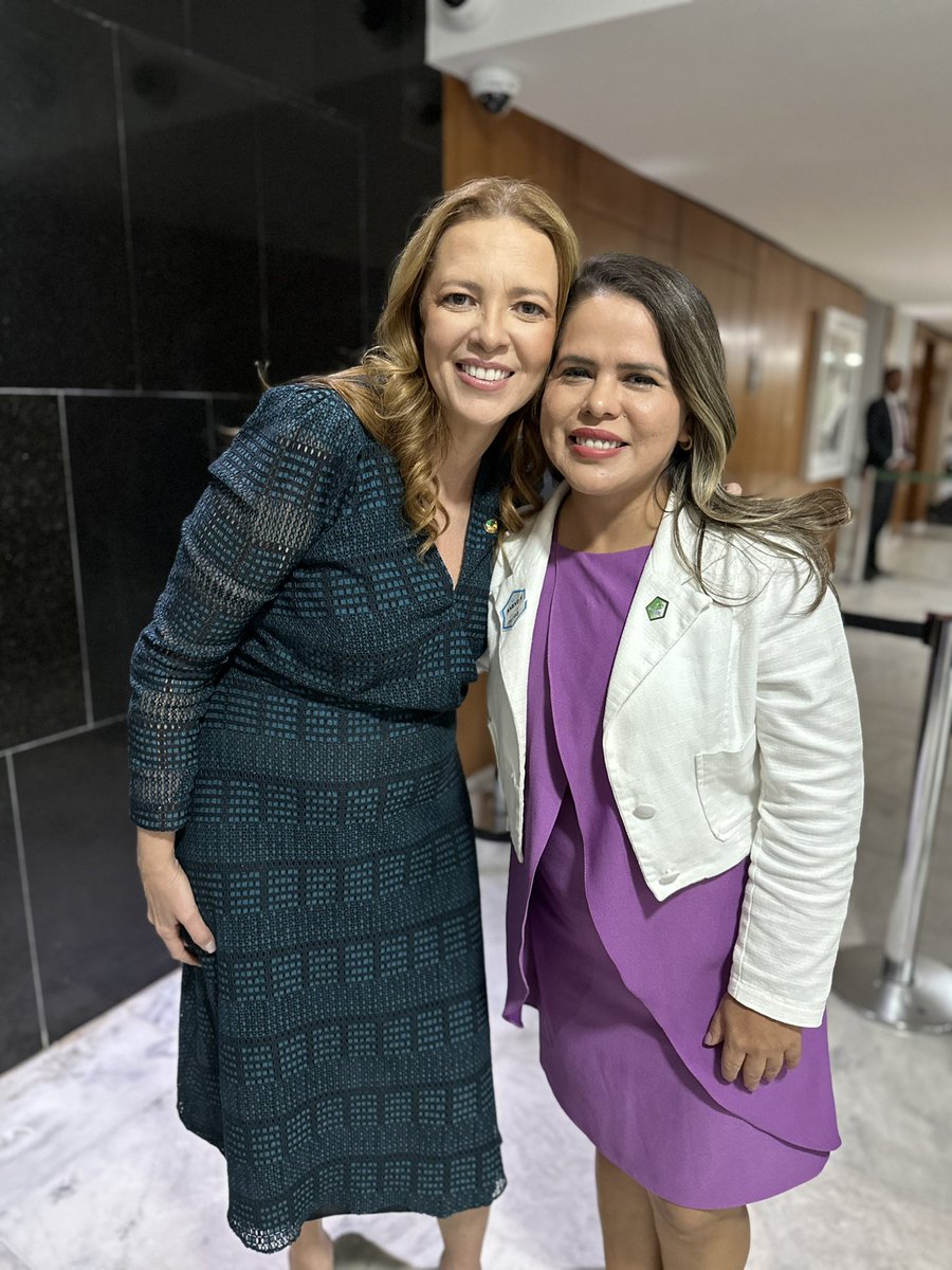 Tarde de muito trabalho em Brasília, articulando projetos para a nossa Caucaia com a senadora @JanainaFariasCe. Mais um passo na conquista de um campus universitário em nosso município. Muito grata pela acolhida, companheira! 💐

#Caucaia #CoragemParaLutar #EnedinaSoares