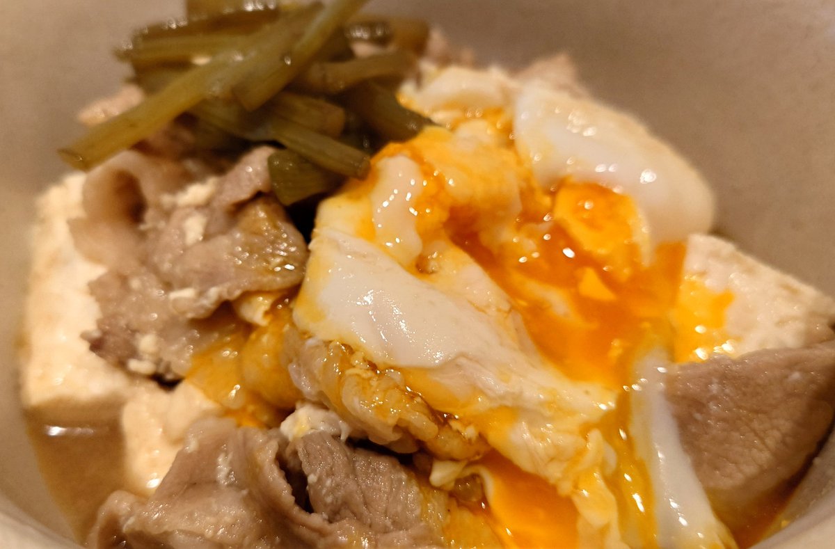 otokojisui's tweet photo. 豚と豆腐の煮込み丼。豚肉を鍋に入れ少し火が通ったら醤油みりん酒で味付け。豆腐の水分も入れて味見。豆腐を適当なサイズに切って鍋に。卵を落として好みの硬さになったらご飯にのせて完成。残り物のフキの煮物も。#豆腐の煮込み丼 #自炊 #おうちごはん #男子ごはん #料理初心者 https://t.co/tm02hMFwiT