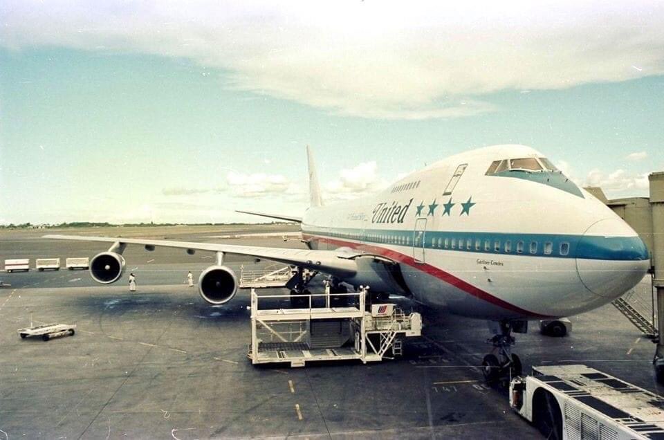 HNL arrival in the 1970s. Diamond Head Terminal. United Airlines 747-122 N4728U Garder Cowles.