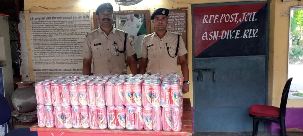 On 22.05.2024, #RPF Jamtara Post of Asansol Division seized some illegal liquors,  worth Rs.23460/-. Later  handed over to the concerned Excise department.

#OperationSatark.