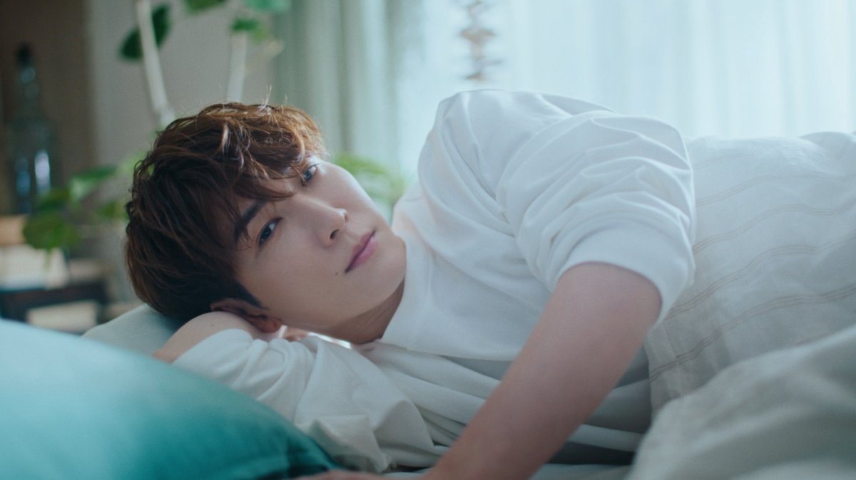 oricon's tweet photo. Snow Man渡辺翔太
ハミガキ『デンティス』アンバサダー就任💙

「目覚めてすぐキスできる」
しょっぴーと過ごす幸せな朝…
まるでドラマのような新CM出演✨️

🎥 CM動画＆インタビュー
https://t.co/80vAduP26k

#SnowMan #渡辺翔太 #デンティス https://t.co/JnD4u1rcaV