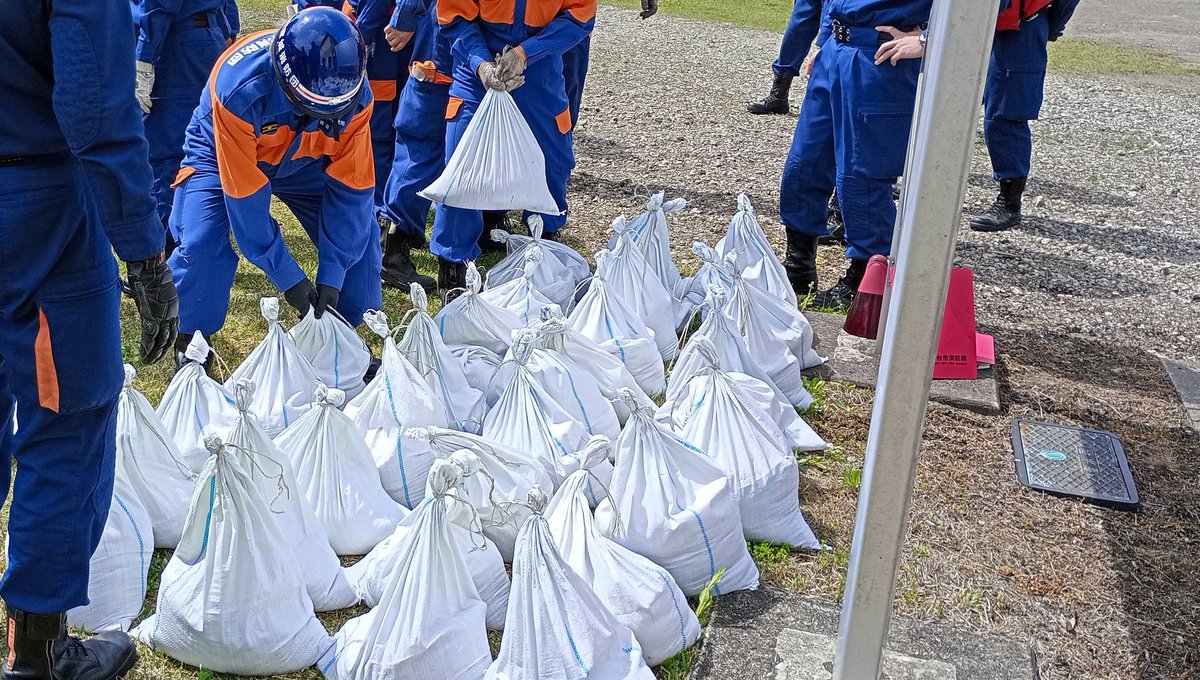 【地域を守る消防団　～豪雨による河川の水害に備えて～】 宮城消防団では、仙台市水防計画等に基づき毎年融雪期、梅雨期、台風期などに管内の河川巡視を行うとともに、水防技術を習得するための水防研修会を実施しています。