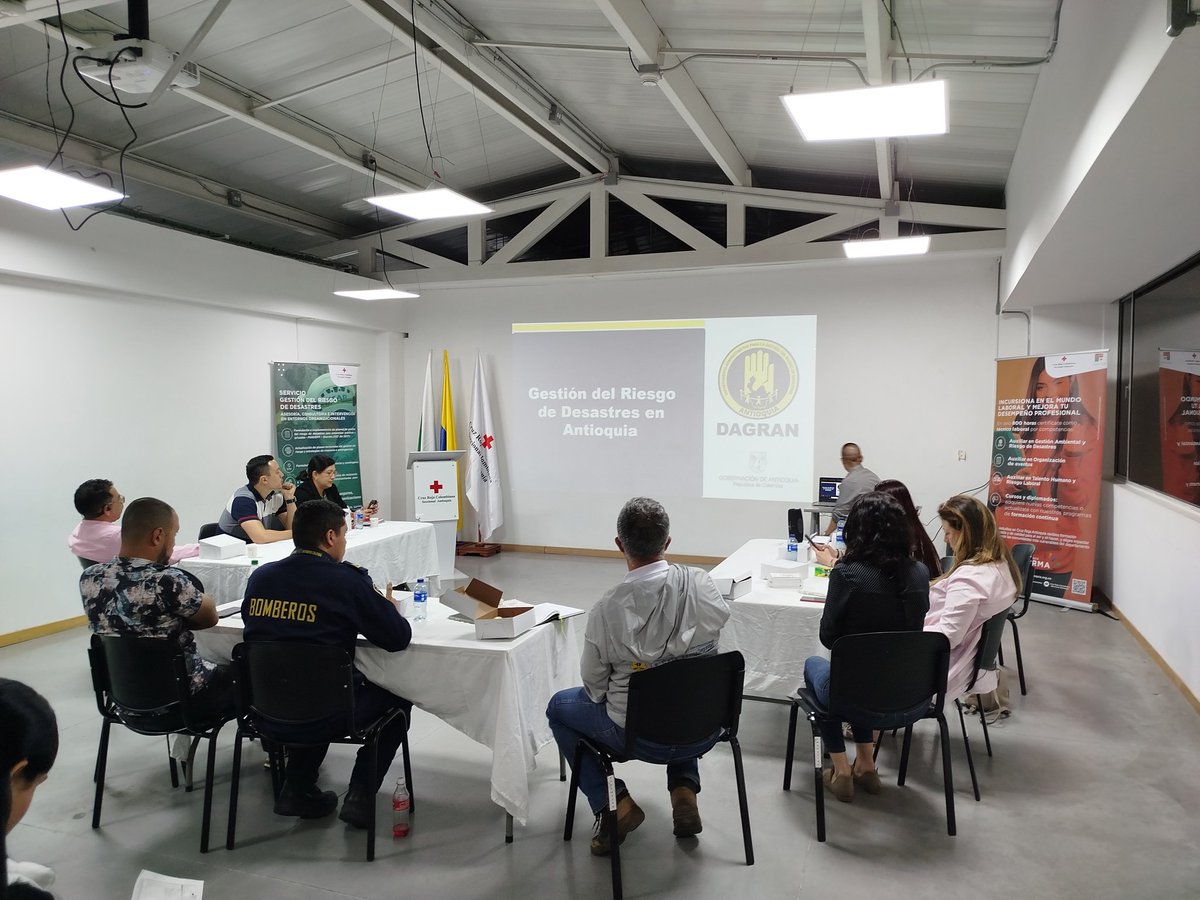 JuanECas01's tweet photo. Hoy mis estudiantes socializaron sus análisis de los PMGRD en presencia del Municipio de #Fredonia, #Envigado y La #LaCeja, también con la asistencia del #dagran, la unidad de gestión de riesgo de desastres del Areametropol , #Cruzrojacolombiana  y #UNGRD 
🤝🫂 https://t.co/eCRKSyOcH6