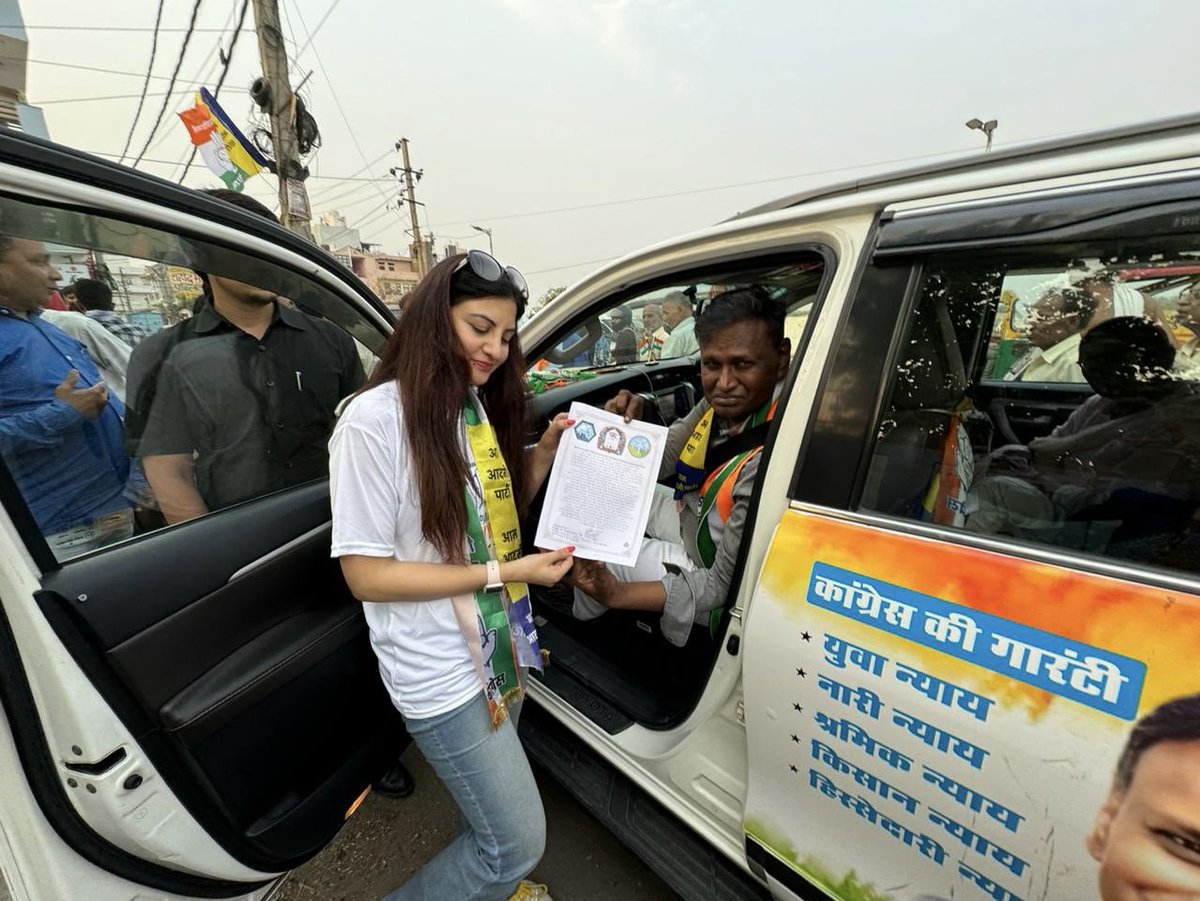 Warriormomsin's tweet photo. Well-being of our children is of utmost importance &amp; should be a top priority in the electoral agenda; 

@Dr_Uditraj accepts &amp; willingly signs #PledgeForCleanAir with #WarriorMom @LeherSethi at #Bhalswa landfill where thousands live in this toxicity each day!

#CleanAirElections https://t.co/nkZYQ44b2w