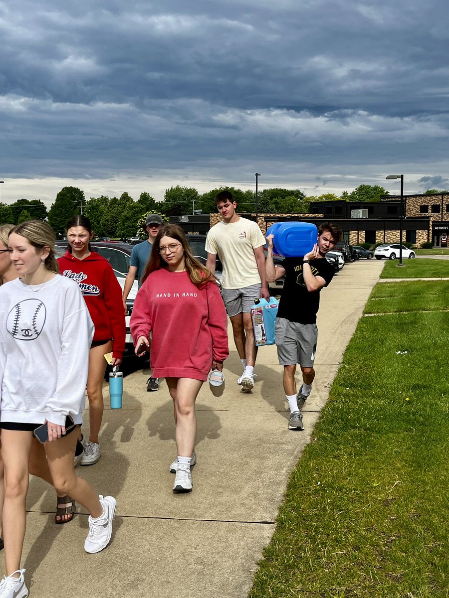 psychSOCteach's tweet photo. LAST #waterwalk EVER💧Semester end appreciation [simulation] 4 access 2 resources we have &amp; awareness 4 those who still don’t @charitywater @Water @Water_for_Good @thirstproject #endthewalk #5gallonchallenge 💙 thank you NorthScott ~2B SOC ~ students #7miles https://t.co/cRdoraGG5D