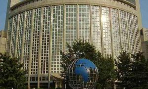 El Ministerio de Asuntos Exteriores de China anunció la decisión de tomar desde hoy contramedidas contra 12 empresas industriales militares estadounidenses y diez altos directivos de esas firmas. 🔗acortar.link/CLpV56