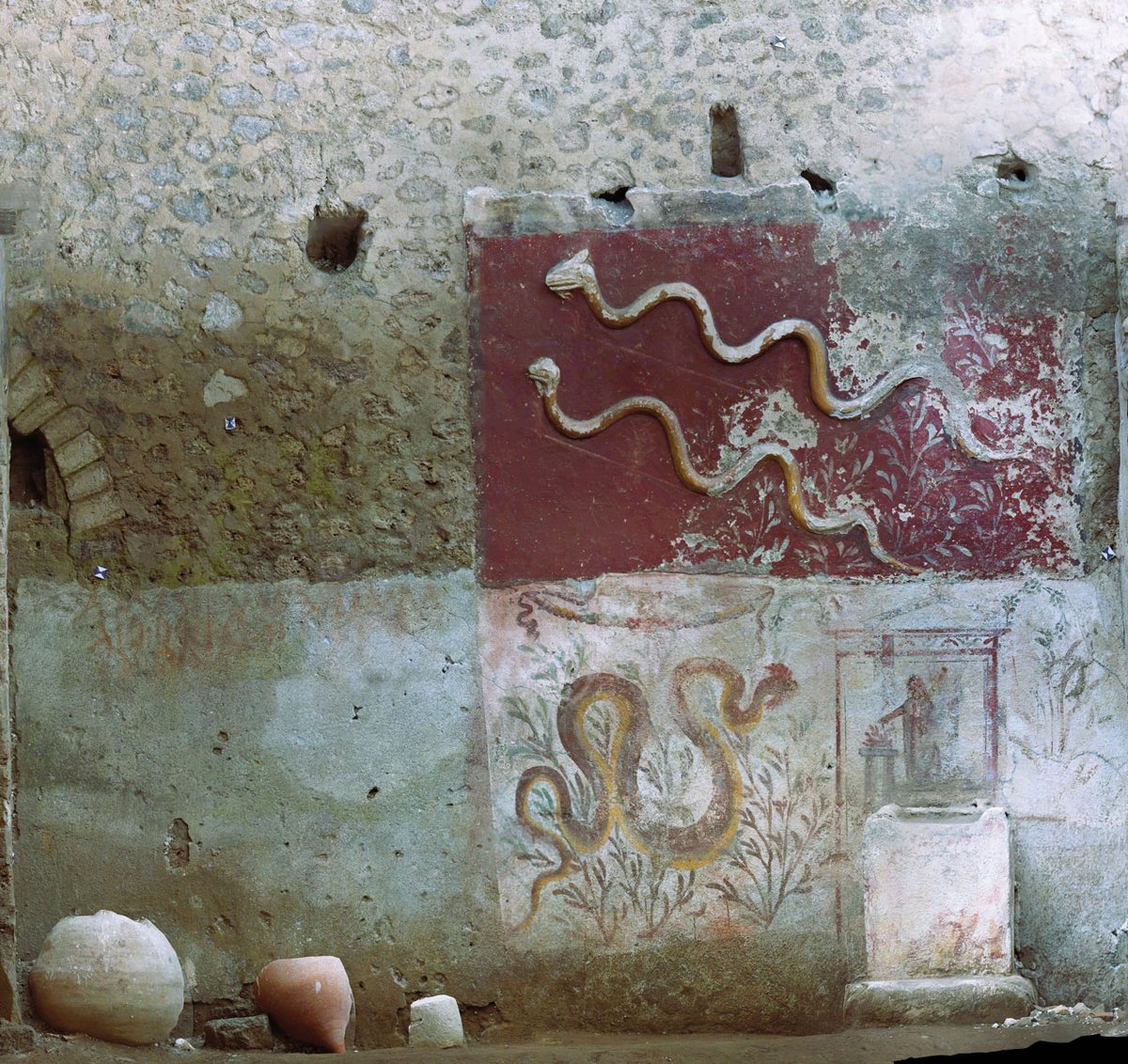 Ongoing excavations in Pompeii’s Regio IX area have unearthed the home of Pompeiian political candidate Aulus Rustius Verus. It contained an interior lararium, or household altar, decorated with 2,000-year-old election propaganda and serpents.

archaeology.org/slideshow/1231…