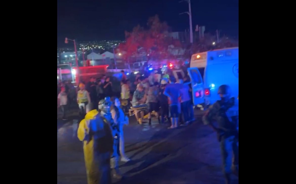 Al momento siguen saliendo ambulancias del lugar donde colapso el escenario del cierre de campaña de MC en San Pedro, NL. Número de heridos desconocido. Información en curso.